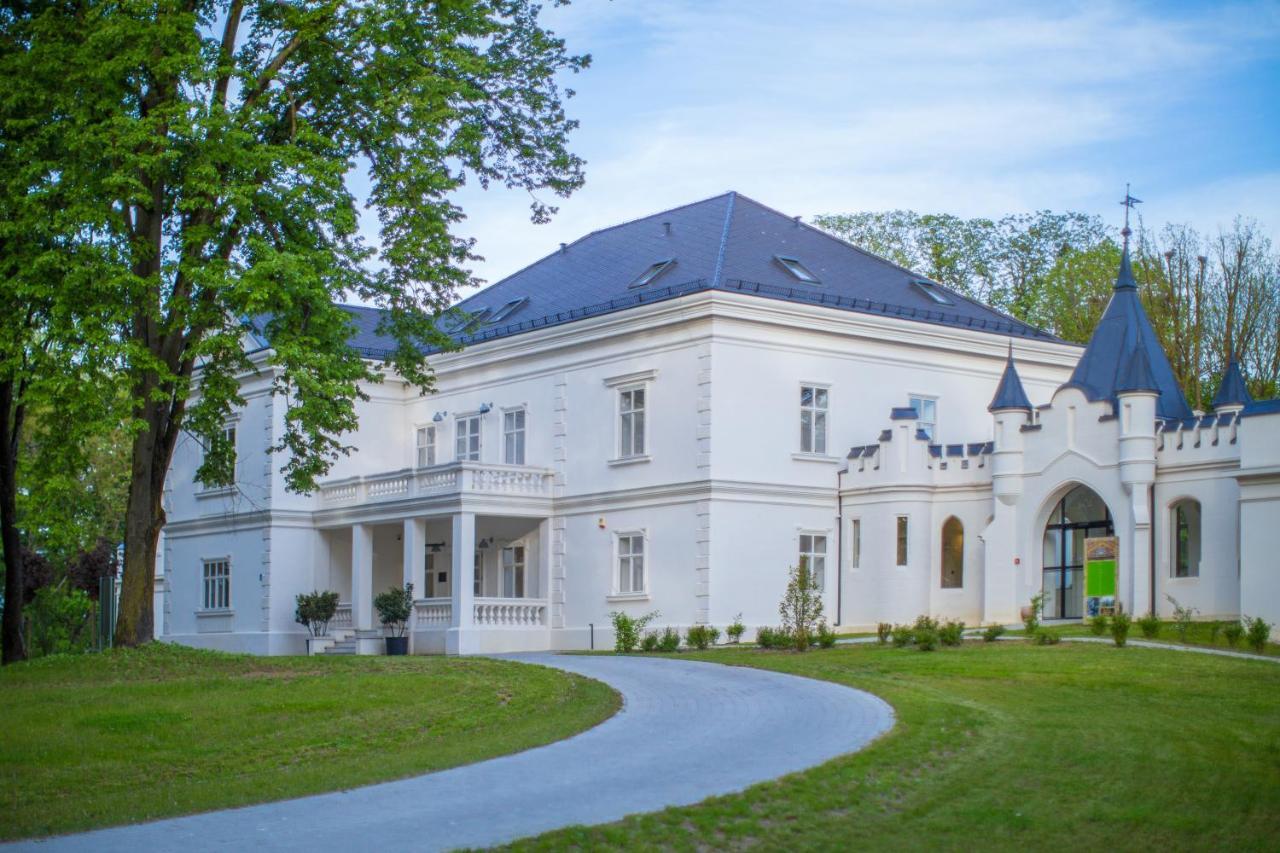 Suhopolje Dvorac Jankovic Bed & Breakfast エクステリア 写真